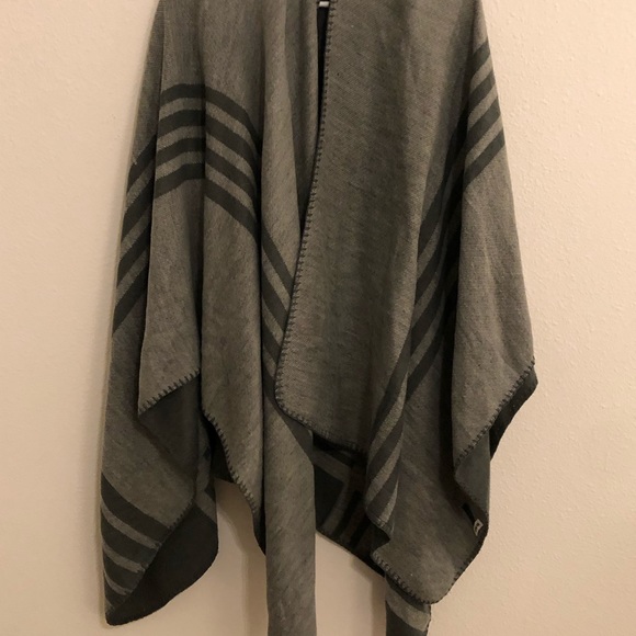 Open front poncho wrap - Picture 4 of 6
